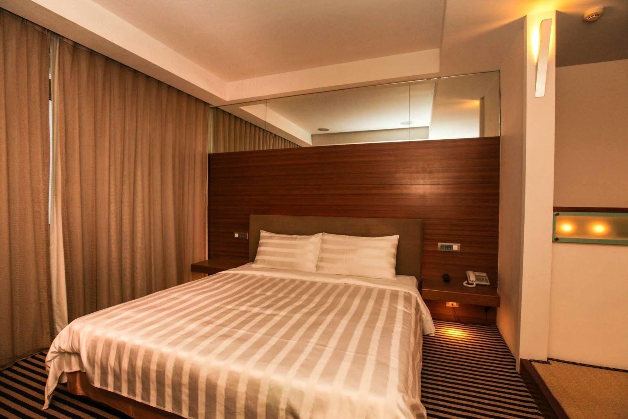 Edinburgh Motel Tainan Exterior foto